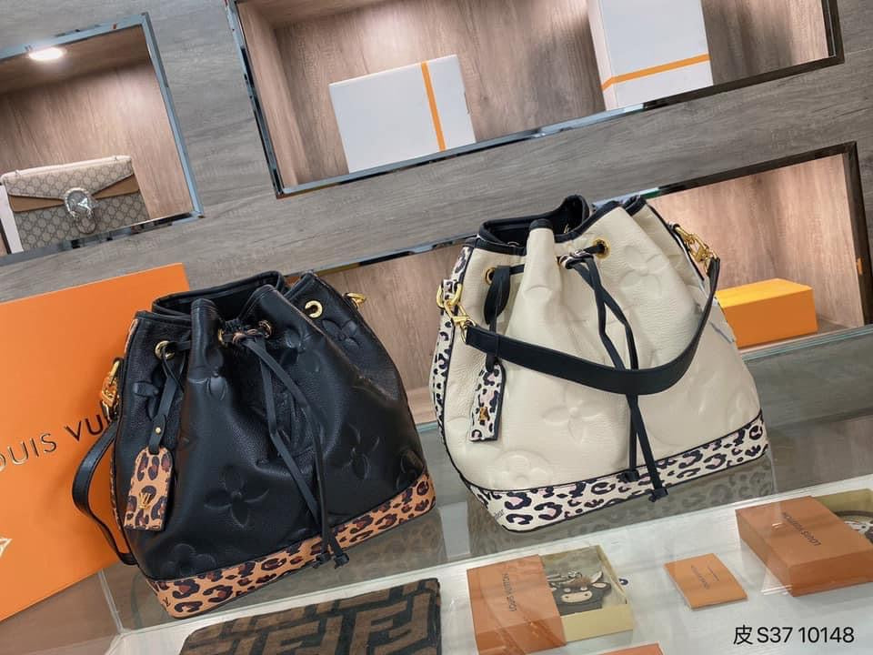 Embossed cheetah bucket bag